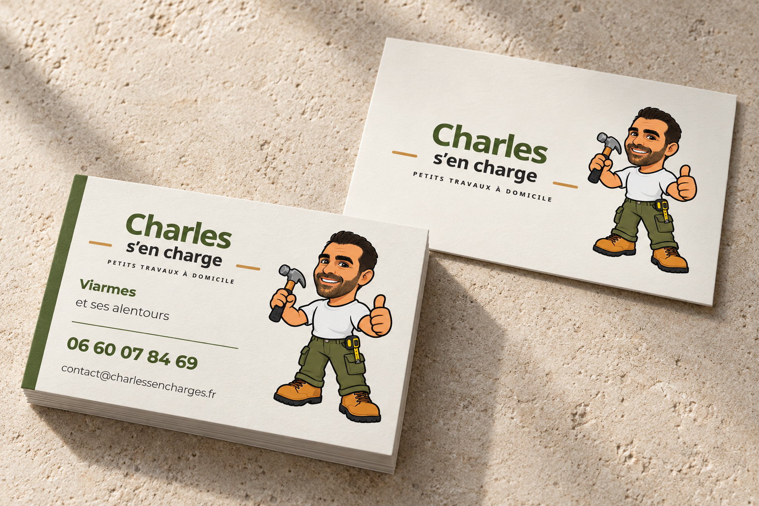 Mockup des cartes de visite Portrait validées, recto et verso sur une surface minérale beige.